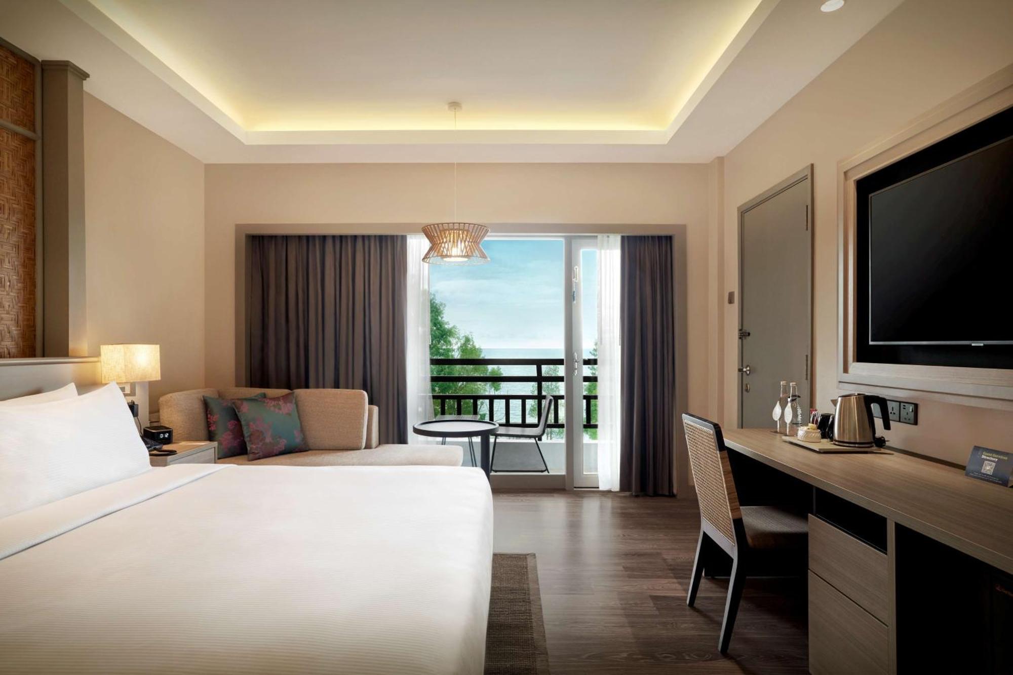 Doubletree By Hilton Damai Laut Hotel Lumut Exterior foto
