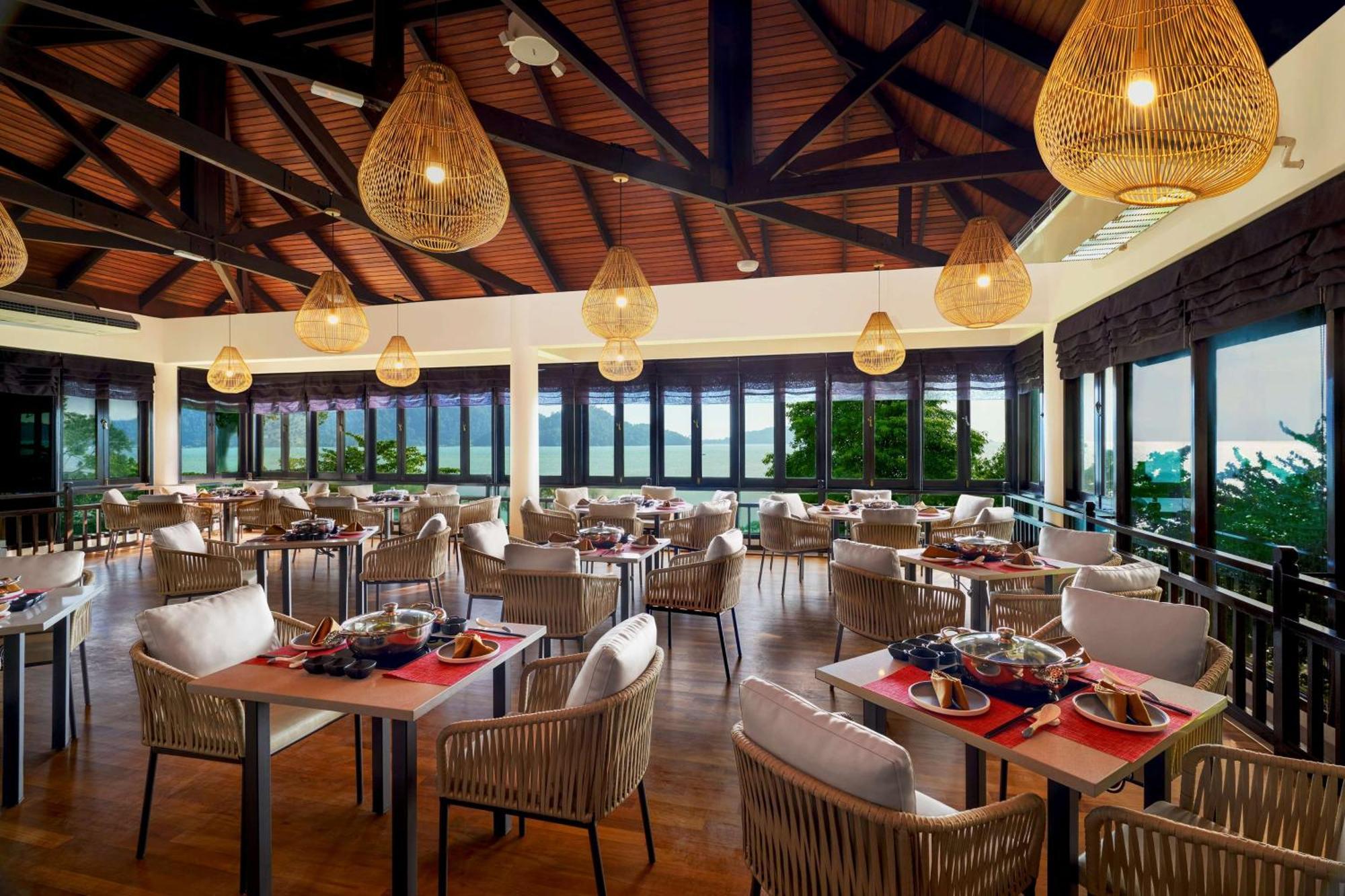 Doubletree By Hilton Damai Laut Hotel Lumut Exterior foto